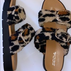 Women’s fluffy leopard sandals size 9